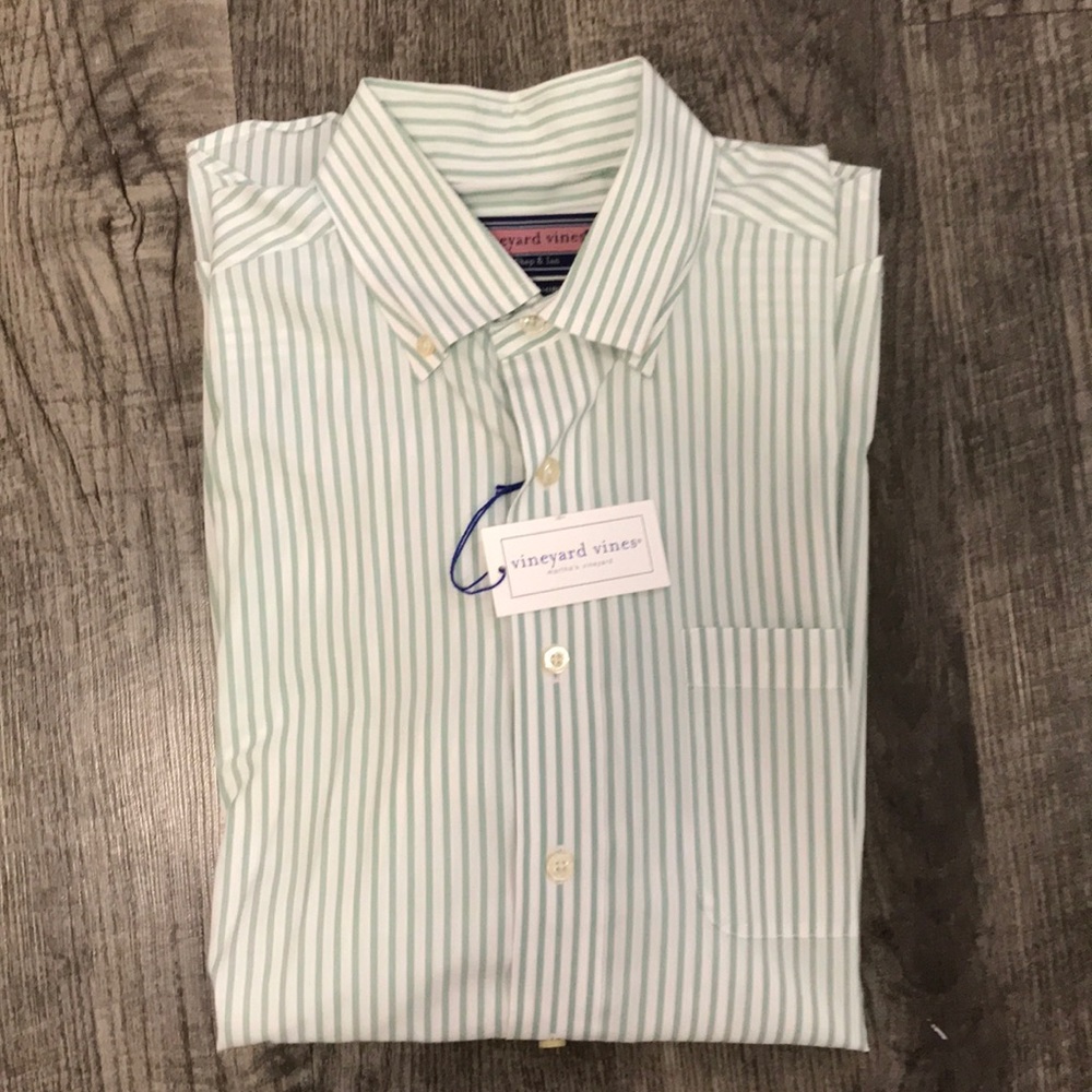 NWT Vineyard Vines button down shirt (Men’s M)
